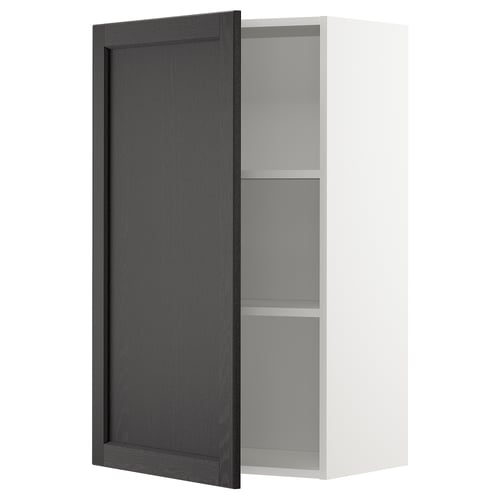 Meuble mural moderne en blanc avec porte en bois foncé ouverte, révélant des étagères grises.