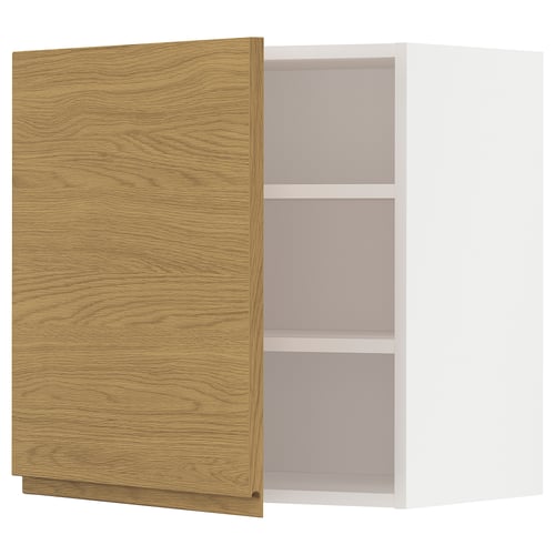 Armoire ouverte en bois clair avec étagères sur fond blanc.