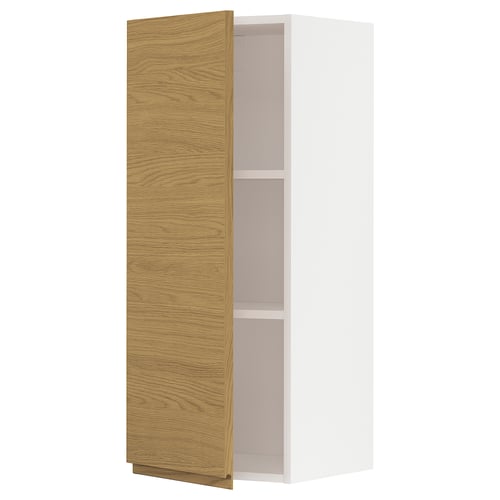 Armoire Ikea METOD blanche avec porte en chêne ouverte.