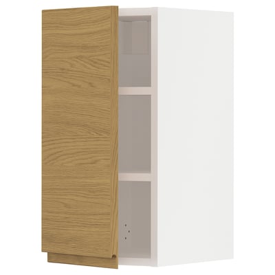 Une armoire en bois avec une finition en chêne clair et un design minimal. Il dispose de trois compartiments vides et fait partie du système de cuisine METOD.
