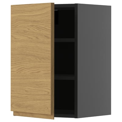 Une armoire de cuisine moderne nommée METOD. Il s’agit d’une porte en bois clair avec un design minimaliste d’un côté et un extérieur gris élégant.