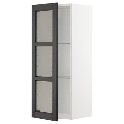 Armoire de cuisine METOD blanche avec cadre teinté noir et étagères en verre.