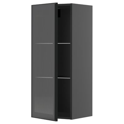Armoire de cuisine moderne noire avec porte en verre et texture roseau sur le cadre.