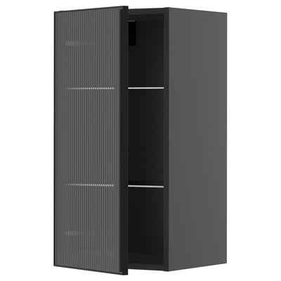 Armoire de cuisine noire moderne avec porte vitrée, lignes verticales, étagère réglable.