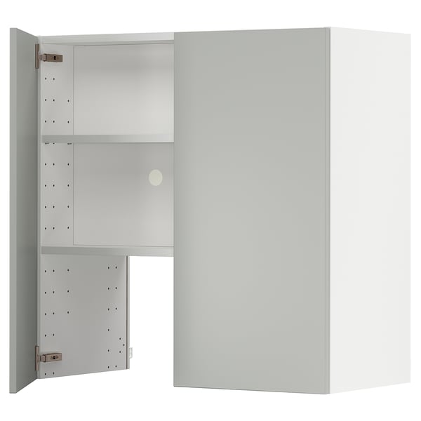 Une armoire de cuisine METOD moderne et gris clair avec un intérieur blanc et plusieurs étagères.