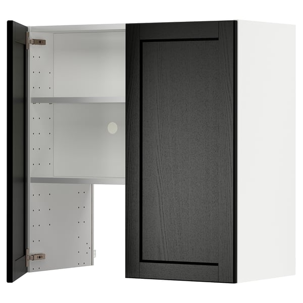 Une armoire de cuisine METOD en noir avec un design à bords biseautés, dotée d’une porte ouverte révélant des étagères réglables.