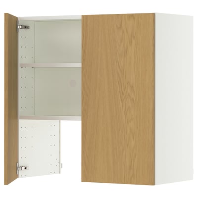 Une armoire METOD blanche avec une porte en bois. Il dispose d’étagères réglables et est conçu pour le rangement dans la cuisine.