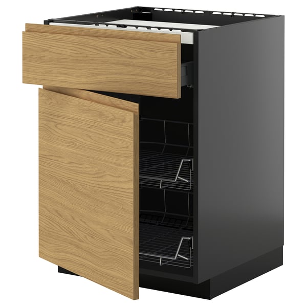 Une armoire de cuisine METOD ouverte avec une finition en bois clair et un intérieur noir. Il dispose d’un tiroir et de deux étagères.