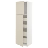 Un meuble de cuisine METOD beige avec une forme haute et plusieurs étagères, doté d’un design moderne et minimaliste.