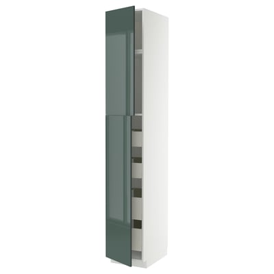 Une armoire de cuisine haute et moderne en blanc avec des portes vert-gris brillantes, avec plusieurs étagères à l’intérieur.