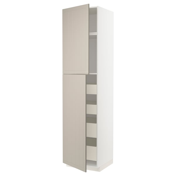 Armoire de cuisine METOD blanche avec porte beige et plusieurs étagères.
