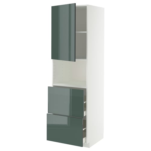 Un meuble de cuisine moderne et haut avec des portes gris-vert brillantes, avec des tiroirs et des étagères, qui fait partie du système METOD.
