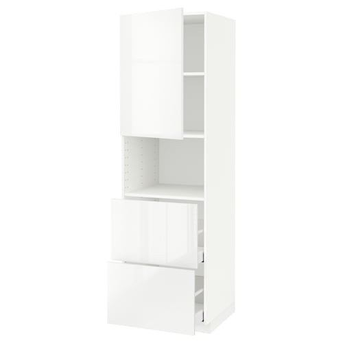 Une armoire haute moderne et blanche du système de cuisine METOD avec une finition brillante, dotée d’une porte et d’une étagère ouverte.
