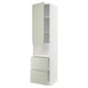 Cette image montre une grande armoire de cuisine blanche avec des portes et des tiroirs vert clair, dotée d’un design moderne et artisanal.