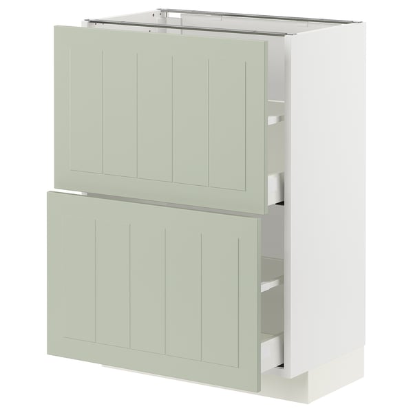 Un meuble de cuisine ikea METOD avec des façades en stensund vert. Il comporte deux tiroirs et une armoire, offrant un look harmonieux et artisanal.