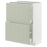 Un meuble de cuisine ikea METOD avec des façades en stensund vert. Il comporte deux tiroirs et une armoire, offrant un look harmonieux et artisanal.