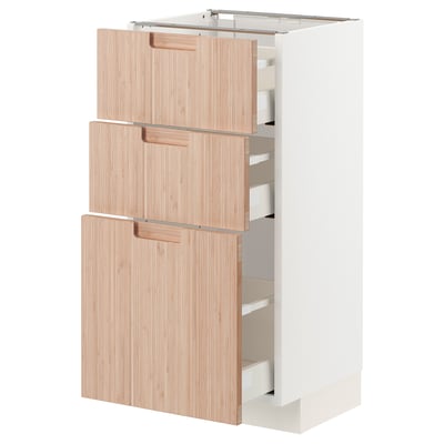 Armoire de cuisine Ikea METOD blanche avec tiroirs en bambou clair.