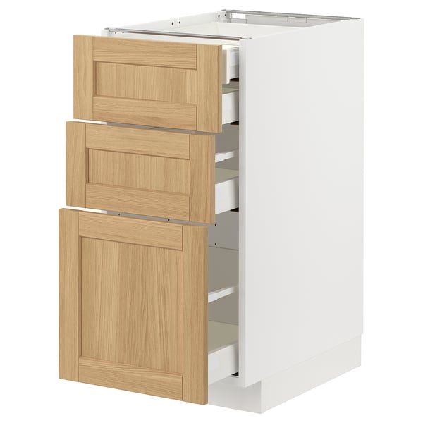 Un meuble de cuisine ikea METOD avec des tiroirs en placage de chêne forsbacka.