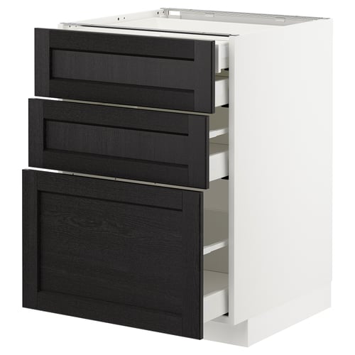 Meuble à tiroirs en frêne teinté noir METOD avec bords biseautés dans un meuble blanc moderne.