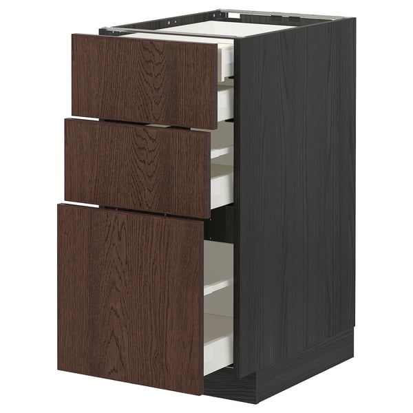 Armoire de cuisine ikea METOD brun foncé avec trois tiroirs en bois partiellement ouverts.