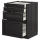 Une armoire de cuisine ikea METOD avec des tiroirs en frêne teinté noir et une finition en bois foncé. Il dispose de trois tiroirs et d’une porte, conçus pour le stockage.