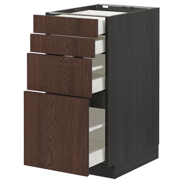 Armoire METOD brun foncé avec trois tiroirs ouverts et deux fermés, grain de bois foncé, design élégant.