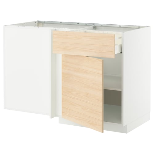 Un meuble de cuisine ikea METOD avec des façades askersund à motifs en bois de frêne clair, avec des tiroirs et des étagères au design minimaliste.