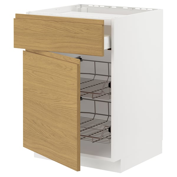 Un meuble de cuisine METOD blanc avec des portes en bois effet chêne et une étagère en fil de fer. Les portes sont dotées de poignées minimalistes.
