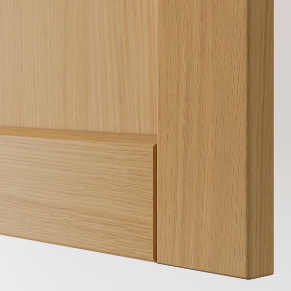 Gros plan d’une armoire en bois plaqué chêne de qualité supérieure avec des bords biseautés élégants, mettant en valeur un savoir-faire raffiné.