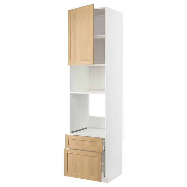 Une armoire de cuisine METOD blanche et chêne avec des étagères et des tiroirs, dotée d’un design moderne avec des accents de bois classiques.