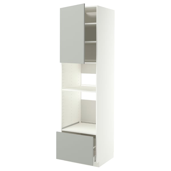 Un meuble de cuisine moderne METOD gris clair avec porte et tiroir ouverts, avec un design élégant avec plusieurs étagères.