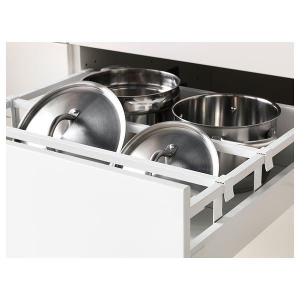 L’image montre un tiroir de cuisine contenant trois casseroles avec couvercles, qui font partie du système METOD.