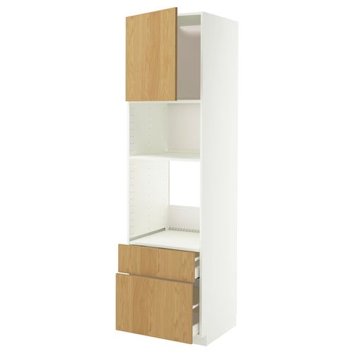 Unité de cuisine IKEA METOD blanche avec des accents en chêne, y compris une armoire, des étagères et un tiroir pour un rangement optimal.