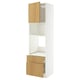 Unité de cuisine IKEA METOD blanche avec des accents en chêne, y compris une armoire, des étagères et un tiroir pour un rangement optimal.