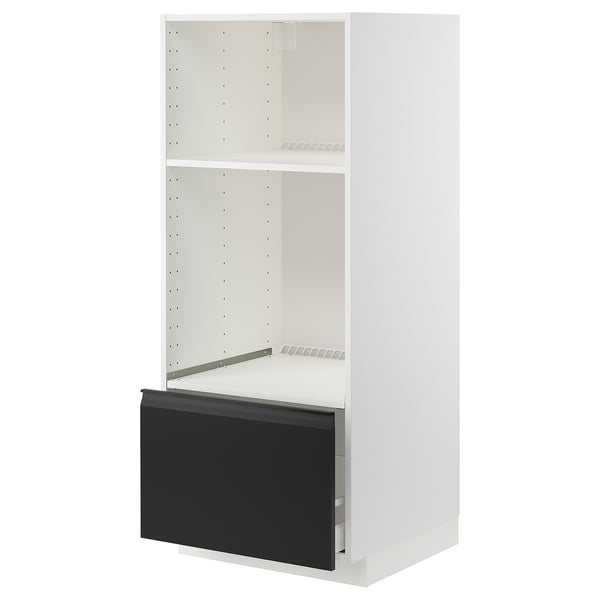 Une armoire de cuisine ikea METOD blanche avec une façade de tiroir noire. Il dispose de deux étagères et d’un tiroir coulissant.
