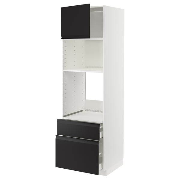 Un meuble de cuisine METOD blanc avec des tiroirs et des portes upplöv noirs. Il a une étagère ouverte et un design moderne et épuré avec des poignées intégrées.