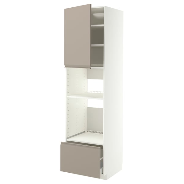 Un grand meuble blanc METOD avec portes et tiroir beiges, étagères réglables.
