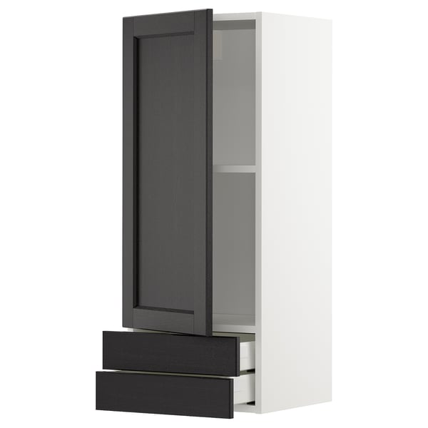 Une armoire de cuisine nommée METOD avec une porte en lerhyttan teintée de noir. Il a un cadre haut avec un seul tiroir et une étagère réglable.