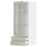 Armoire de cuisine moderne : METOD avec portes en verre vert stensund, cadres blancs, étagère réglable, tiroirs à fermeture douce. Design élégant et vertical.