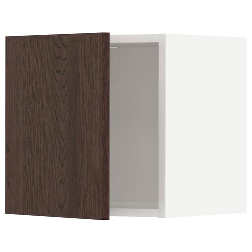 Porte d’armoire en bois foncé partiellement ouverte, révélant un intérieur blanc. Bords épurés, design moderne.