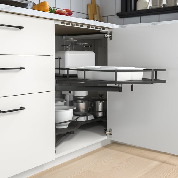 Armoire de cuisine avec étagère coulissante pouvant contenir de grandes casseroles. L’étagère est réglable et maximise l’espace d’angle.