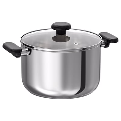 Une casserole MIDDAGSMAT argentée avec des poignées noires et un couvercle en verre transparent, conçue pour une cuisine polyvalente avec un design élégant et moderne.