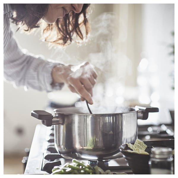 Cuisson dans une cuisine moderne avec montée de vapeur.
