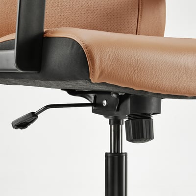 Gros plan sur les commandes de hauteur et d’inclinaison de la chaise de bureau MILLBERGET.