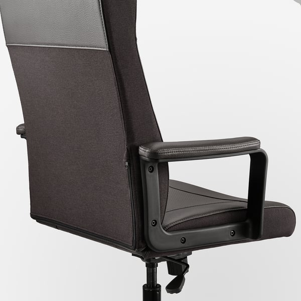 Gros plan d’une chaise de bureau moderne. Il est doté d’un dossier haut, d’accoudoirs rembourrés et d’un design élégant.