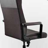 Gros plan d’une chaise de bureau moderne. Il est doté d’un dossier haut, d’accoudoirs rembourrés et d’un design élégant.