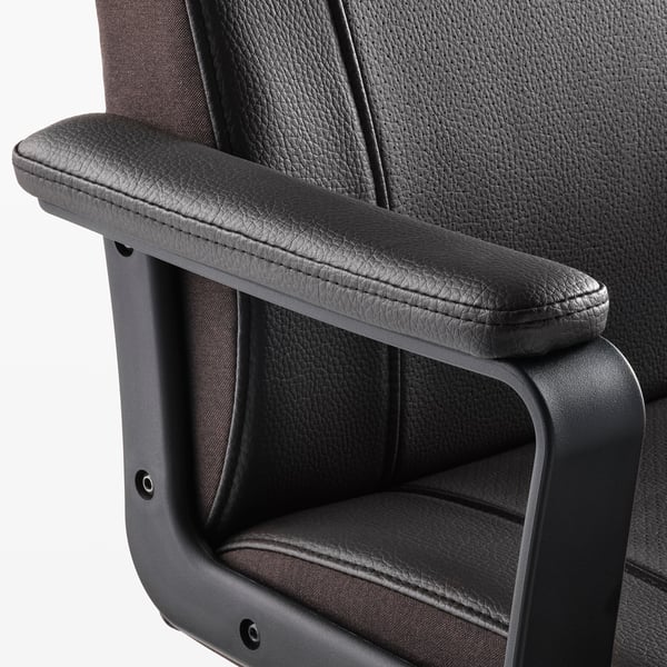 Chaise de bureau gris foncé avec accoudoirs rembourrés et dossier et assise en tissu texturé.