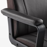 Chaise de bureau gris foncé avec accoudoirs rembourrés et dossier et assise en tissu texturé.