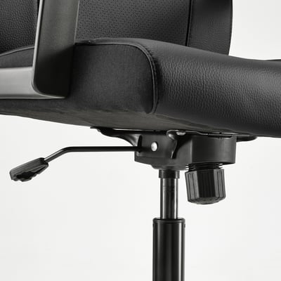 Chaise de bureau noire avec hauteur et tension d’inclinaison réglables, vérin à gaz et accoudoirs visibles.