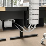 Bureau avec plateau de gestion des câbles et réglage de la hauteur mettant en valeur un espace de travail organisé.